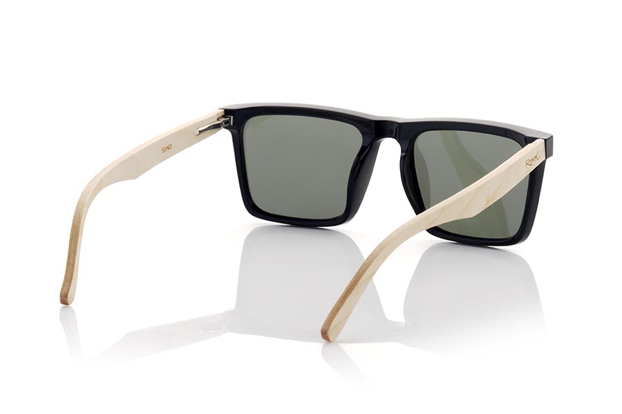Wood eyewear of Maple SUND. SUND sunglasses are the perfect accessory for lovers of the most angular and daring designs. Made with a completely flat frame in satin black, these glasses stand out for their square and angular shapes, suitable for both men and more daring women. The ARCE wooden temples give a warm and natural touch to these sunglasses that mount transparent flat lenses in shades of yellow, blue, pink or khaki green, a more discreet option. With the SUND you will show off a modern and casual style that will not go unnoticed. Front measurement 147x49mm Caliber: 55 for Wholesale & Retail | Root Sunglasses® 